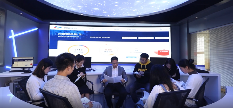 福建技术师范学院副院长陈志勇与学生在实验室进行讨论.png 福建技术师范学院副院长陈志勇与学生在实验室进行讨论.png